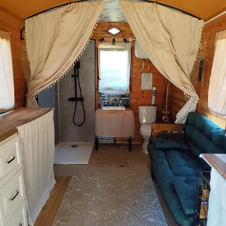 אתר קמפינג Caravane Olivia Au Milieu Des Chevaux Avec Bain Nordique *